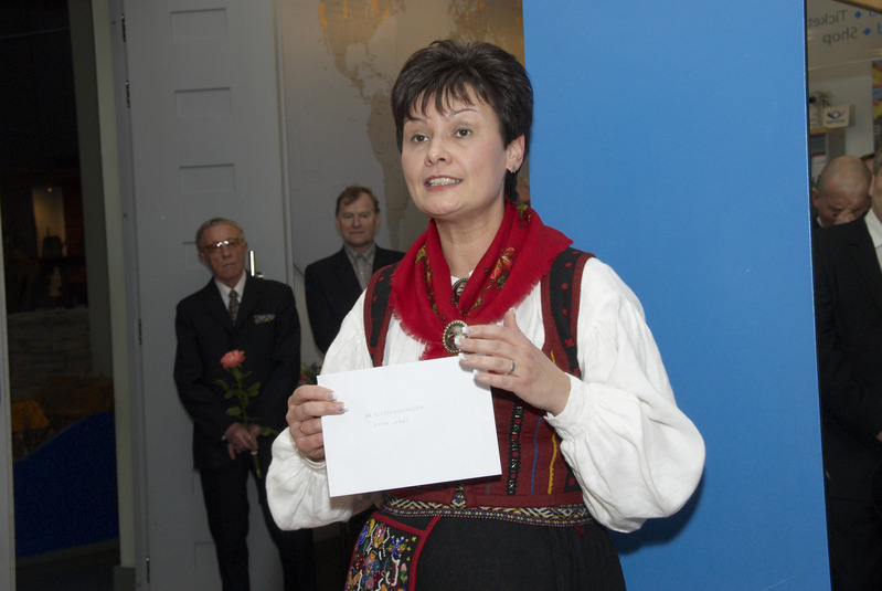 Kultuuriminister Laie Jänesele anti üle ERMile Anu Raua poolt kingitud Heimtali muuseumi kaaskiri