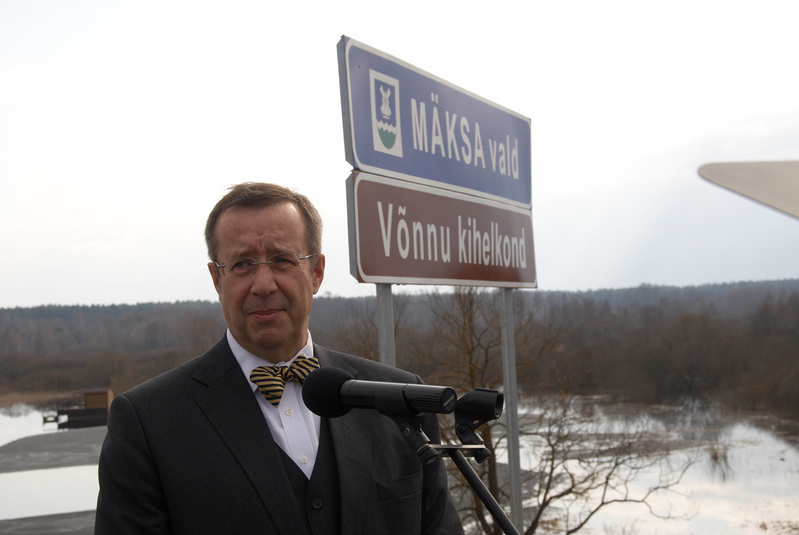 President Toomas-Hendrik Ilves ja Võnnu kihelkonna silt