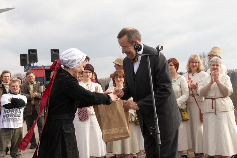 President Toomas-Hendrik Ilves ja Krista Aru, annab üle ERMi poolse kingituse