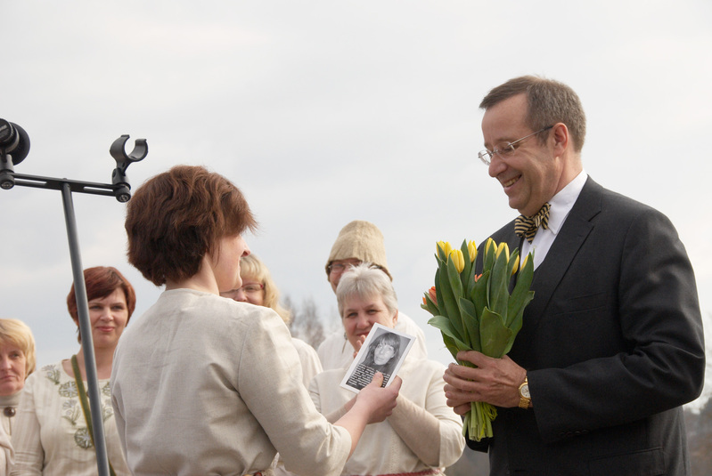 President Toomas-Hendrik Ilvesele kingitakse lilled