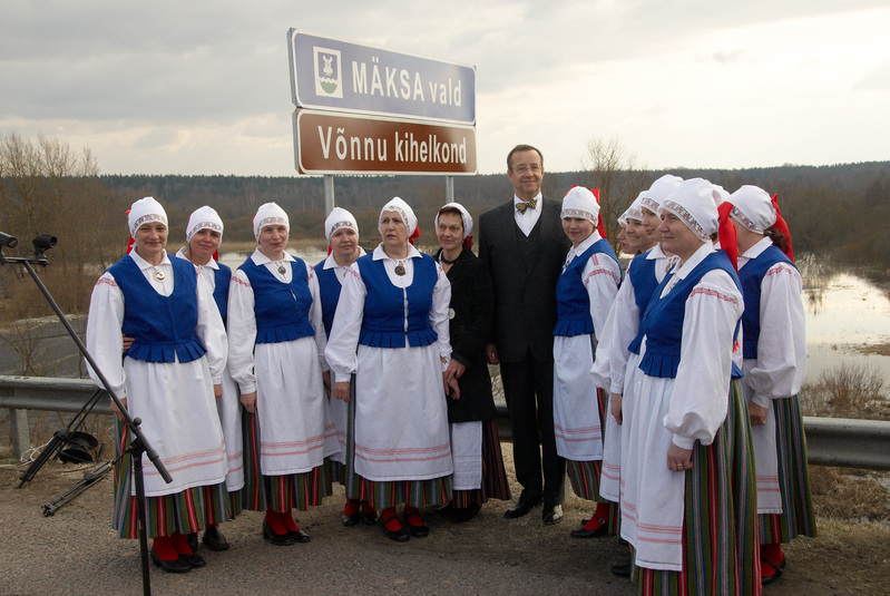 President Toomas Hendrik Ilves ja Krista Aru ning rahvatantsugrupp “Kaera –Marid” Võnnust