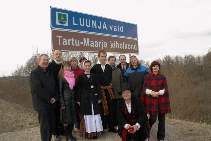 Grupipilt: Konrad Vanja (Kultuuride muuseum, Berliin), Toomas Kiho (Akadeemia), Liisi Toom, Leida Lepik, Eerik Leibak (Eestimaa Looduse Fond), Krista Aru, Juhan Aru, Peeter Päll (Eesti Keele Instiuut), Kristjan Raba, Evar Saar (Võru Instituut), Jüri Jagomägi (AS Regio), Tiina Tael