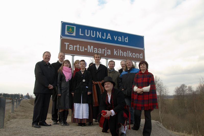 Grupipilt: Konrad Vanja (Kultuuride muuseum, Berliin), Toomas Kiho (Akadeemia), Liisi Toom, Leida Lepik, Eerik Leibak (Eestimaa Looduse Fond), Krista Aru, Juhan Aru, Peeter Päll (Eesti Keele Instiuut), Kristjan Raba, Evar Saar (Võru Instituut), Jüri Jagomägi (AS Regio), Tiina Tael