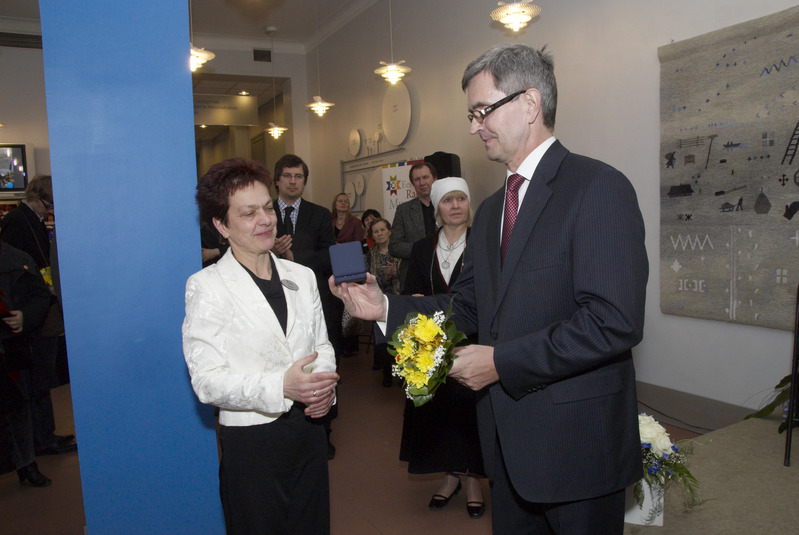 Eesti Panga president Andres Lipstok õnnitleb Krista Aru