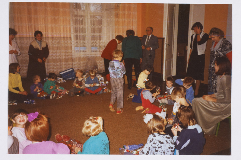 Lapsed jõulupakke avamas