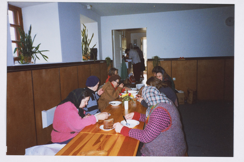 Otepää kiriku supiköök: einestajad laua taga