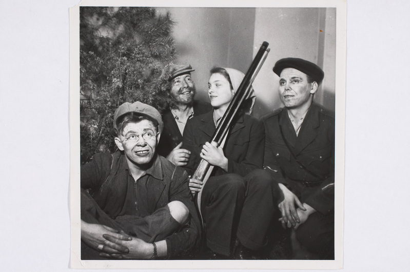 Kumla Eesti Seltsi näitlejad etenduses "Metsalõuka mehed"