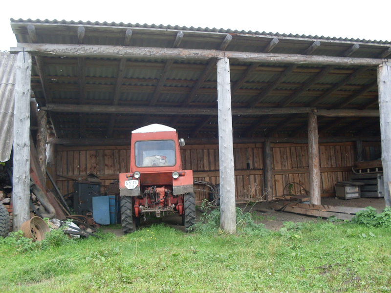 Traktor varjualuses, Tomski oblasti eesti küla Lillengof