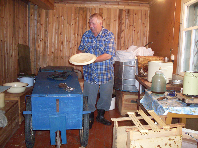 Peremees (eestlane) oma majapidamises toimetamas, Tomski oblasti eesti küla Lillenhof