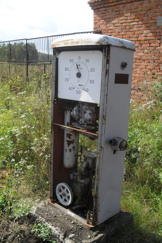 Tankimisaparaat vanas Vambola bensiinijaamas. Tomski oblasti Zõrjanski rajooni eesti asundus Vambola