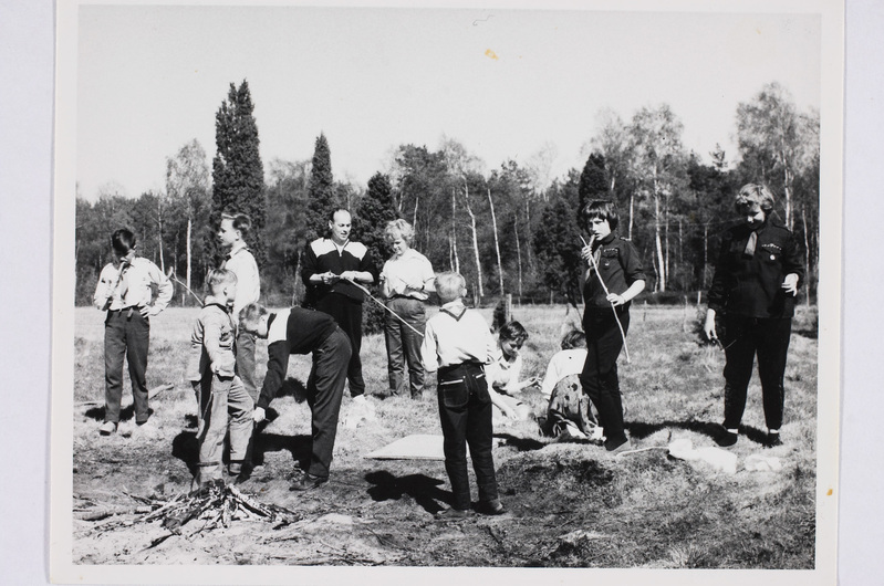 Vorstide küpsetamine lõkkel pärast Kumla lipkonna "Vambola" 15 km orienteerumist Hagebergi mõisa maadel