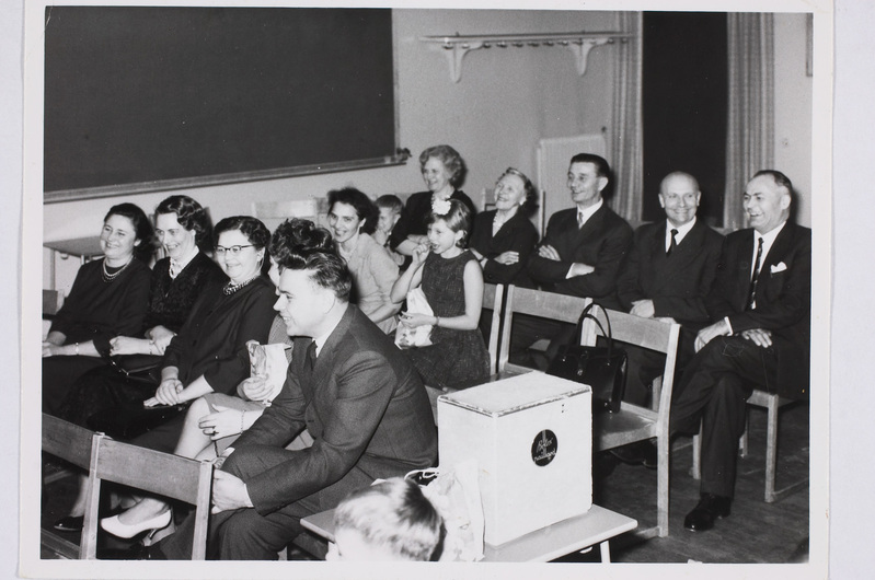 Külalised vaatamas näidendit Eesti Vabariigi aastapäeva peol Kumlas