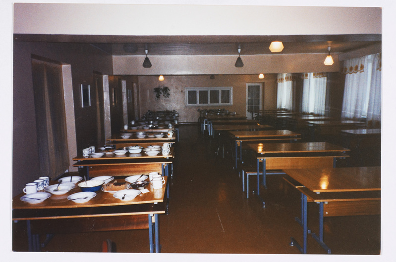 Rootsist Kumlast saadetud mööbli ja lauanõudega Otepää kooli söökla