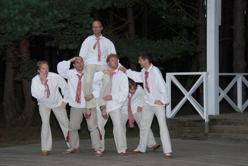 Rahvatantsurühm Tuurit-tuurit Hullo küla simmanil