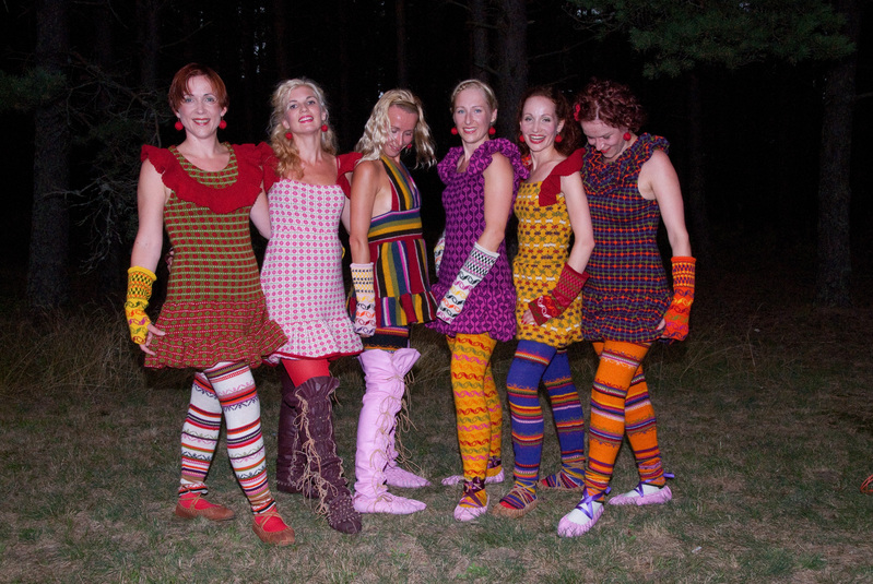 Rahvatantsurühm Tuurit-tuurit rahvuslikes rõivad