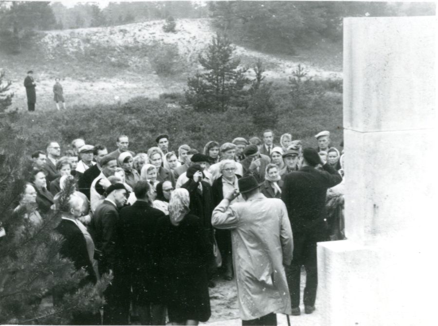 Kalevi-Liiva memoriaalkompleks III. 
Ekskursioonil endised fašismivangid.