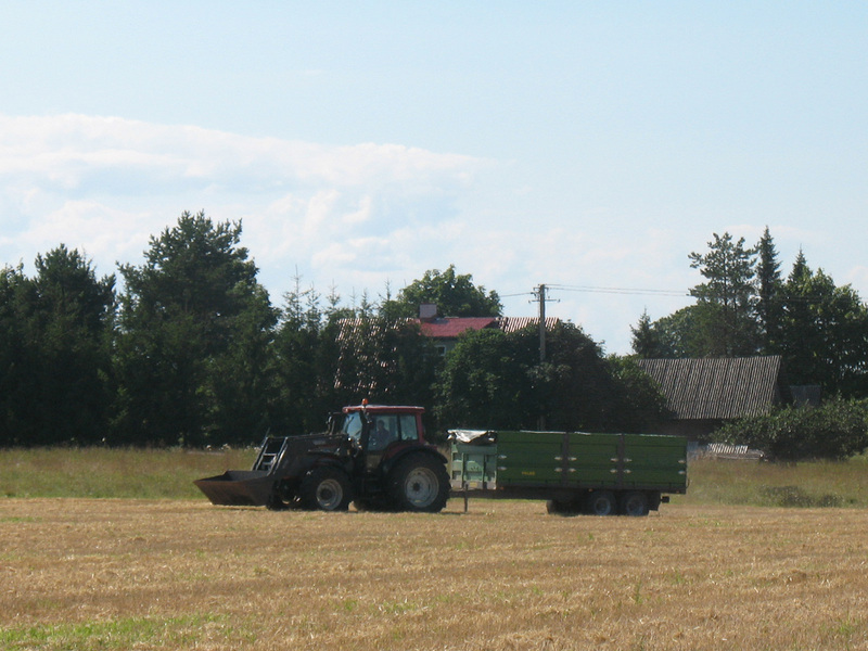 Traktor põllul, Voka küla, Toila vald