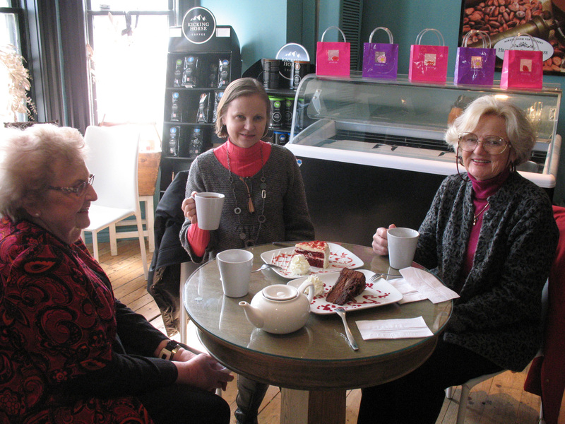 Aino Rooneem, Piret Noorhani ja Ene-Liis Martens eestlannale kuuluvas kohvikus "Decadent Desserts" Collingwoodis.