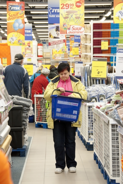 Klient ostukorviga Jyski kaupluses