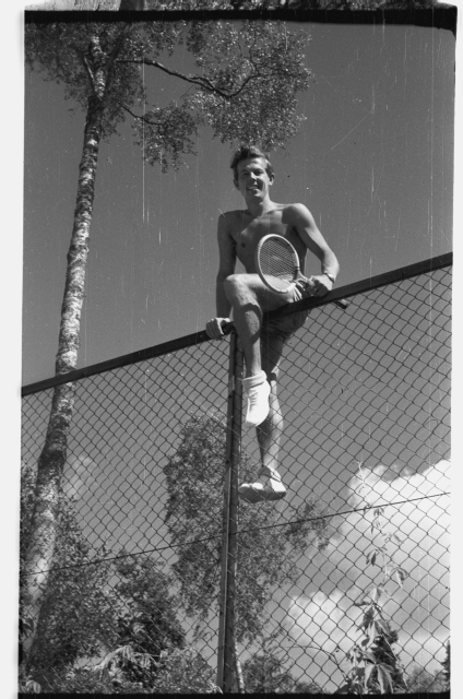 Hans Teetlaus sõpradega tennist mängimas