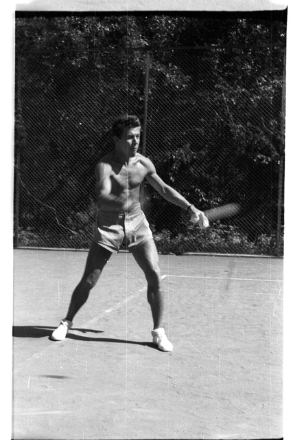 Hans Teetlaus sõpradega tennist mängimas
