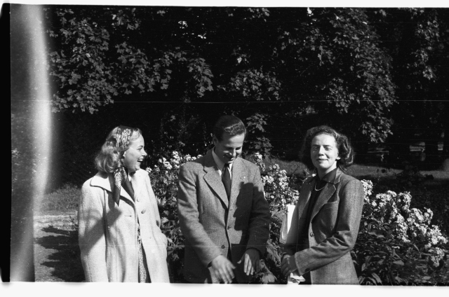 Hans Teetlaus ja Paul Vanaveski neiudega Stockholmis Djurgårdenis