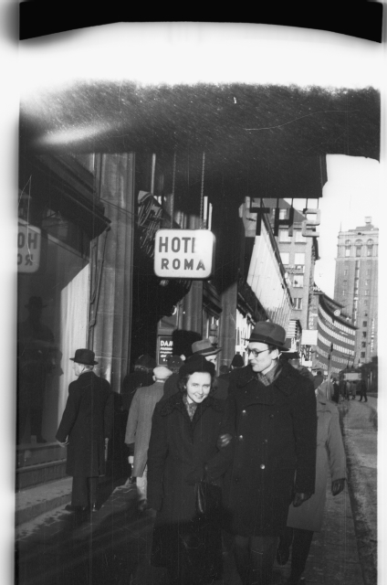 Ester ja Armand Vatsel hotell Roma ees