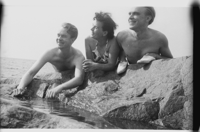 Hans Teetlaus sõpradega rannas