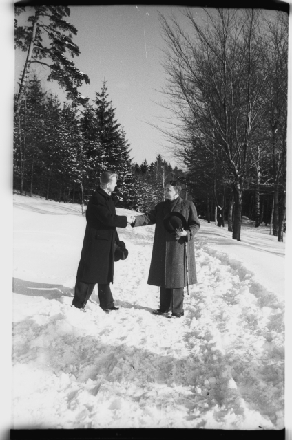 Hans Teetlaus sõpradega talvises looduses