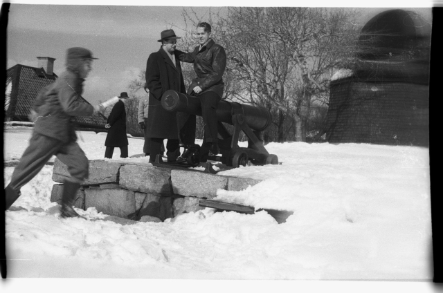 Hans Teetlaus istumas kahuril