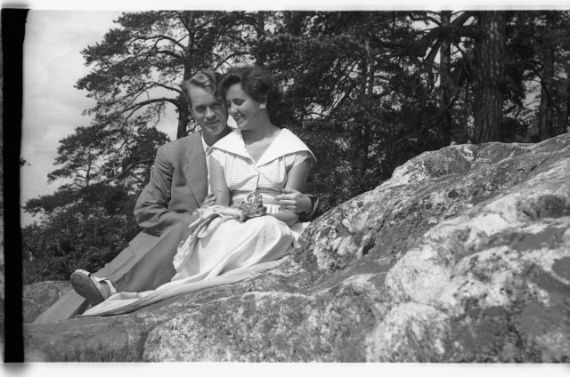 Hans Teetlaus ja Gunvor Brandin järve ääres kaljul istumas
