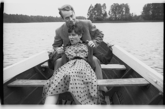 Hans Teetlaus ja Gunvor Brandin paadisõidul sõpradega