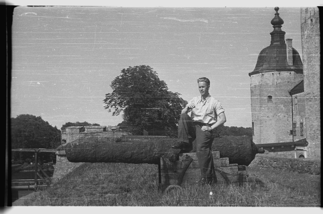 Hans Teetlaus nõjatumas Kalmari lossi juures olevale suurtükile