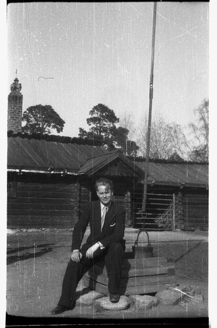 Hans Teetlaus istumas kaevul Skanseni vabaõhumuuseumis