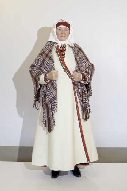 Naine setu rahvariietes