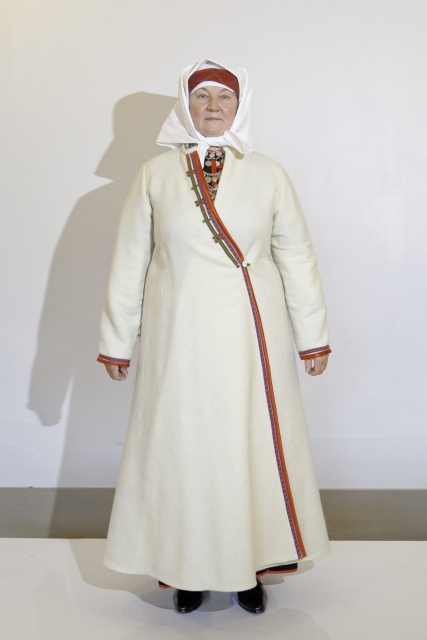 Naine setu rahvariietes