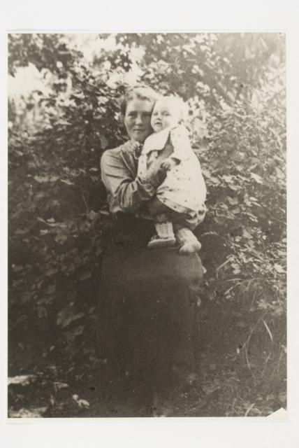 Amanda Mathilde Teetlaus aias lapsega
