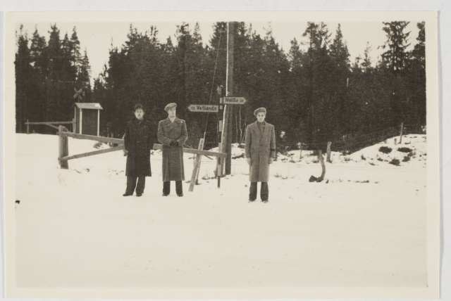 Hans Teetlaus laagrikaaslastega teeviida juures