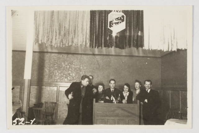 Holsbybrunni pagulaslaagri saalis