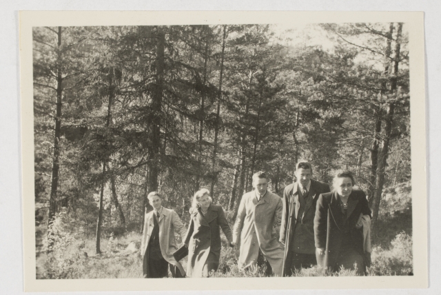 Holsbybrunni pagulaslaagri elanikud metsas jalutamas