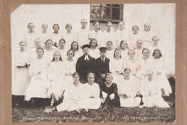Leerilapsed Maarja-Magdaleena kiriku juures, 1925