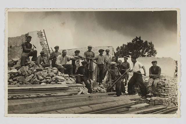 Mehed lammutustöödel Kabala mõisas