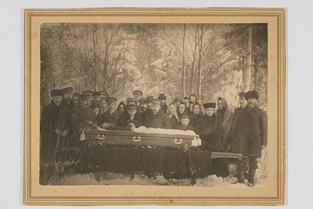 Matuselised talvel surnuaial