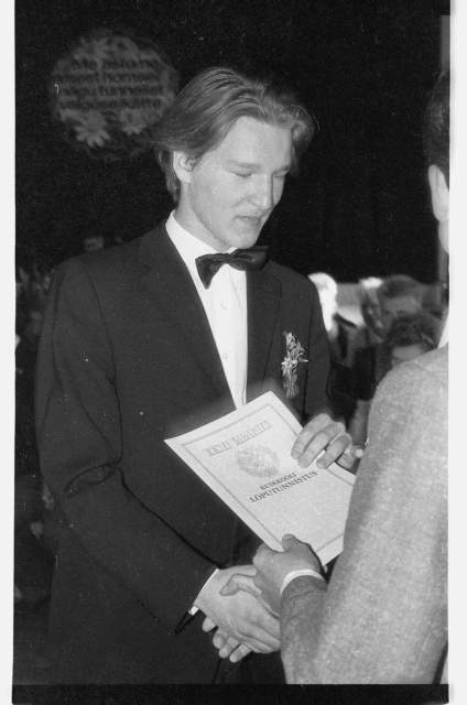 Jõhvi 1. Keskkooli lõpuaktus; direktor Tiit Haljand lõpetajale lõputunnistust ulatamas