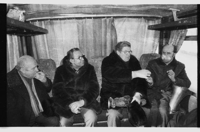 Talvised matused; orkester bussis külma peletamas