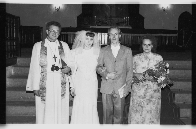 Laulatus Jõhvi Mihkli kirikus; pruutpaar, kirikuõpetaja ning lilleneiu