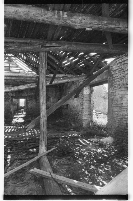 Ontika mõisa renoveerimistööd; sissevarisenud kõrtsikatus