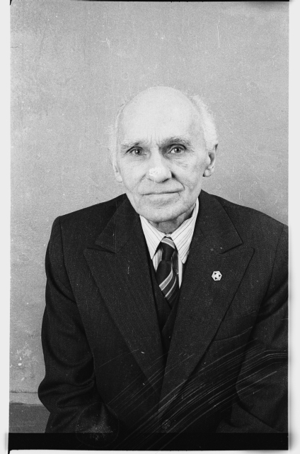 Portreefoto, vanem ülikonnas mees