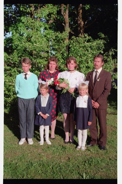 Pagari Kooli lõpuaktus; lõpetaja lähedastega