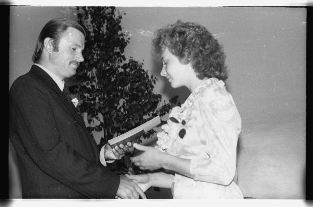 Iisaku Keskkooli lõpuaktus; Iisaku Keskkooli direktor lõpetajat õnnitlemas